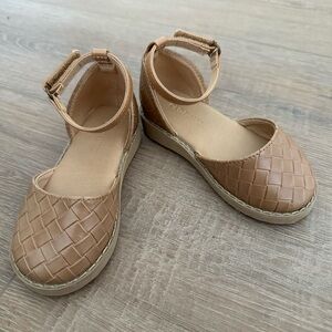 Old Navy: Toddlers Tan Woven Sandals